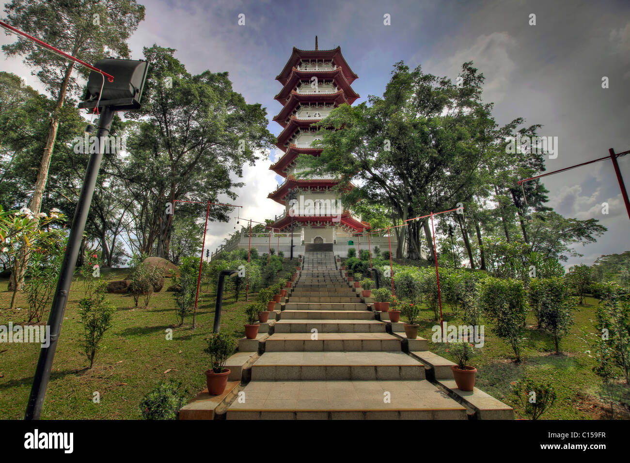 Singapore giardino cinese Pagoda con scale che portano fino alla collina. Foto Stock