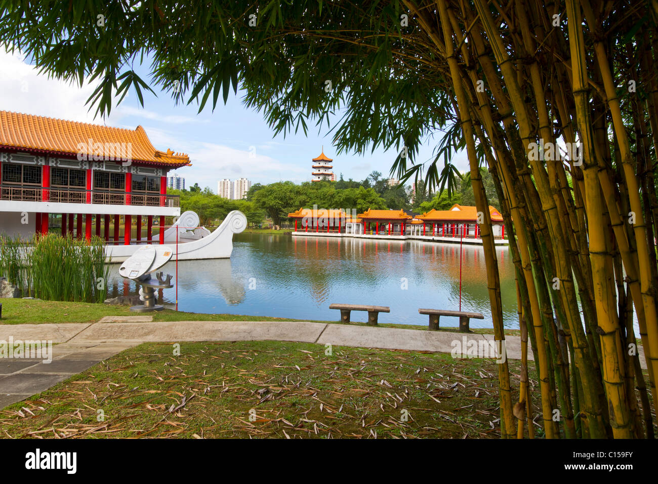Singapore Chinese Garden Park con il bambù e il Pavilion mediante lo stagno Foto Stock