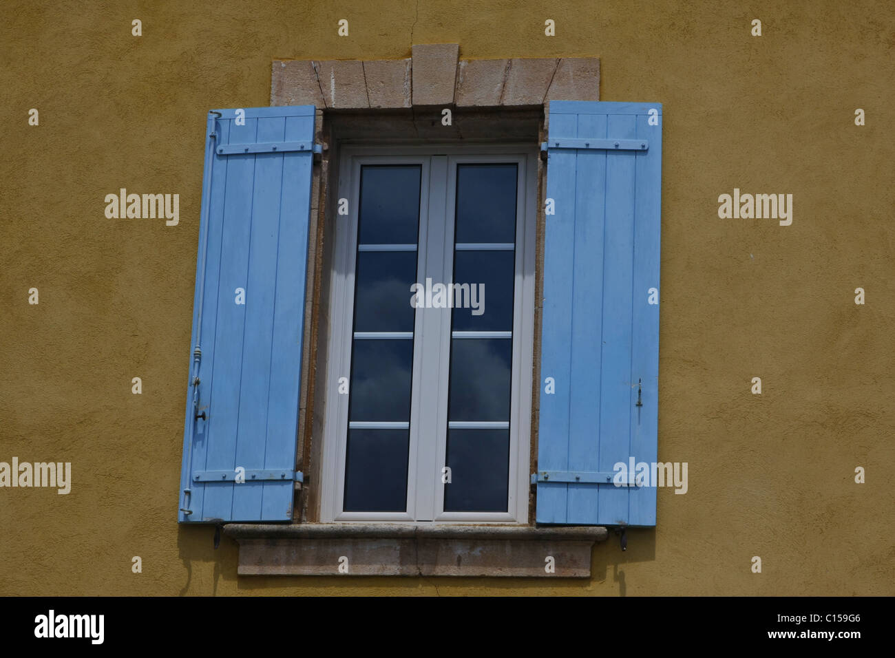 Finestra blu scuri su un vecchio appartamento in Francia. Foto Stock