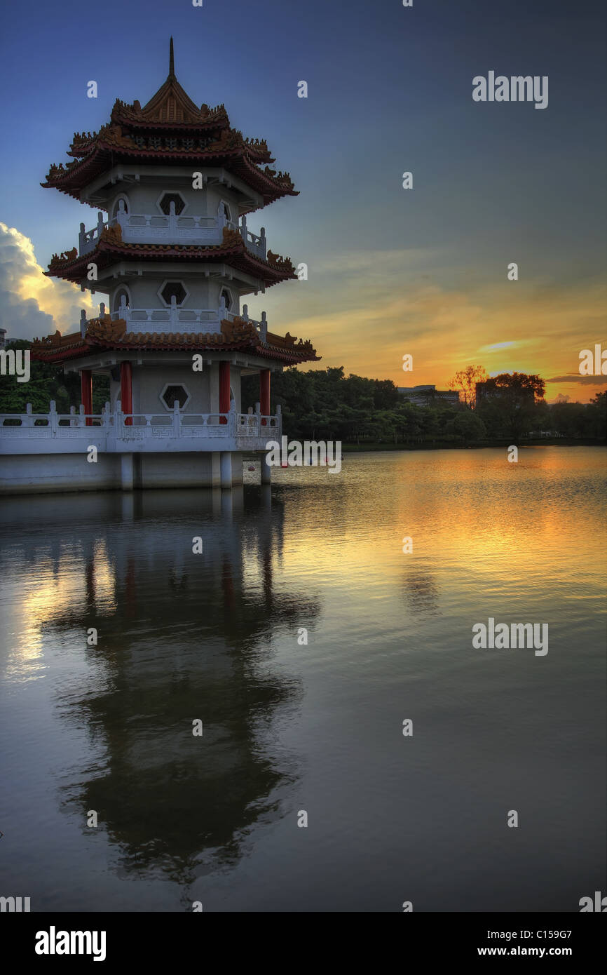 Tramonto a Singapore giardino cinese dalla Pagoda sul lago Foto Stock