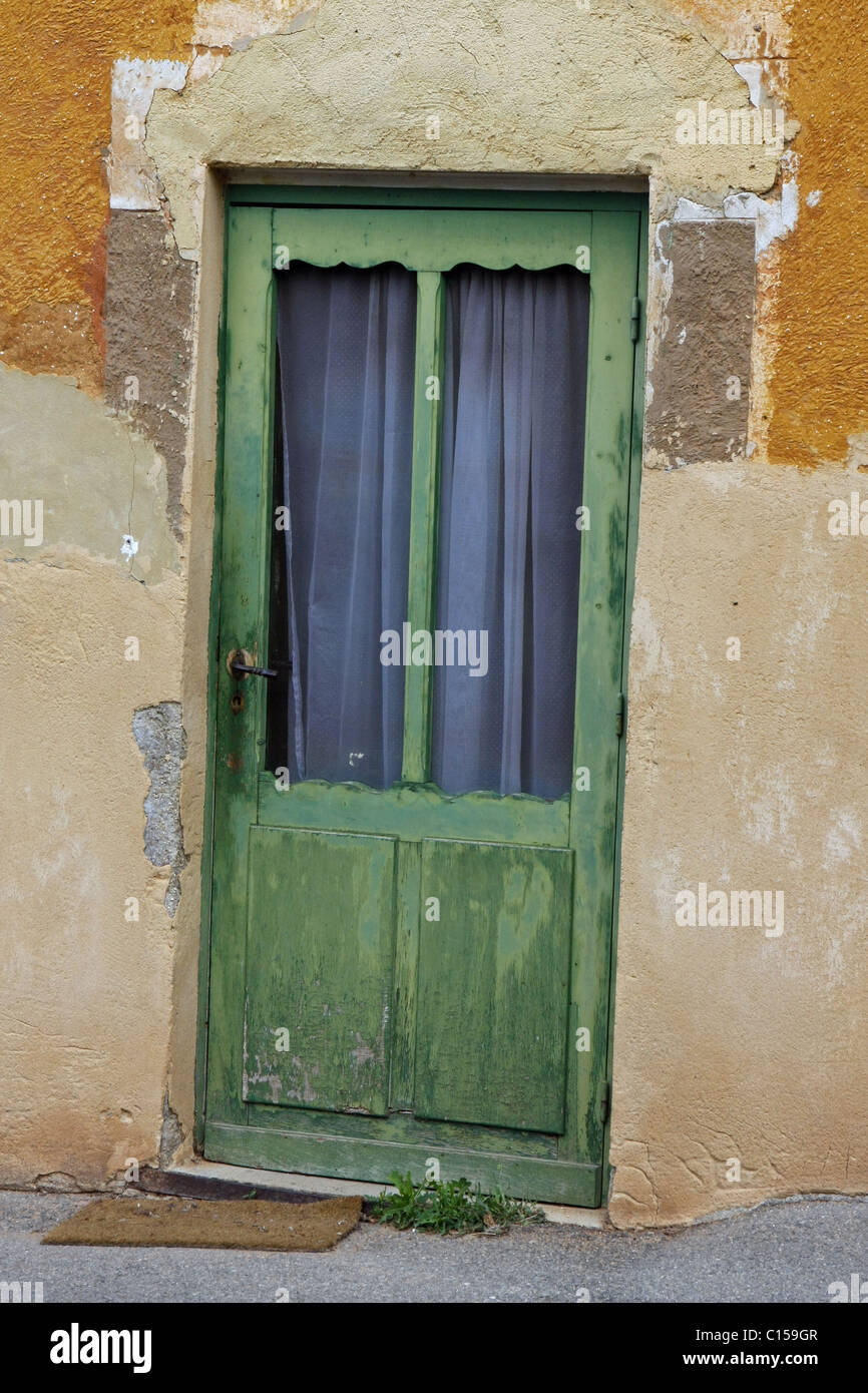 Vecchia porta verde su una vecchia casa di campagna della Francia. Foto Stock