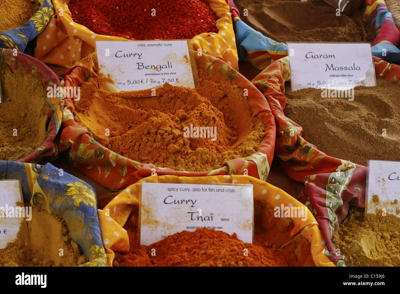 Un assortimento di spezie secche per la realizzazione di curry per la vendita al mercato centrale in Thailandia. Foto Stock