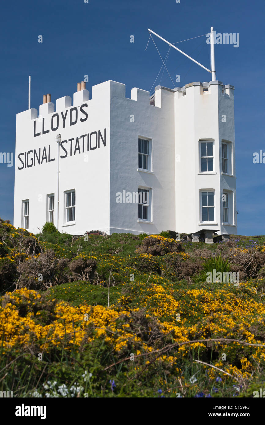 LLoyd del segnale della stazione. Un drammaticamente posizionato in un edificio bianco utilizzato come punto di riferimento un faro e un posto di osservazione Foto Stock