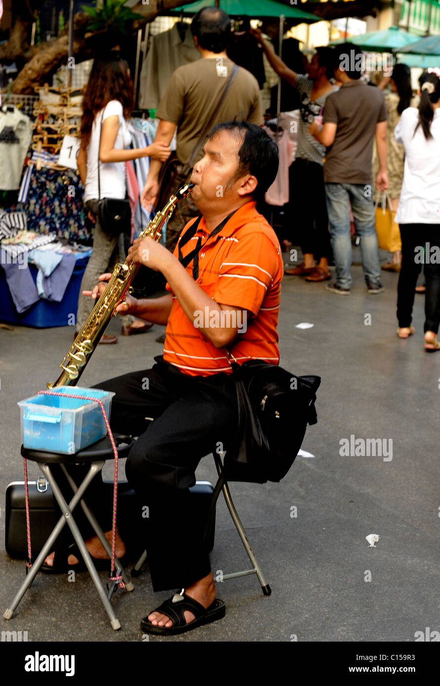 Musicista cieco suonare il clarinetto, Chinatown, bangkok, Thailandia Foto Stock