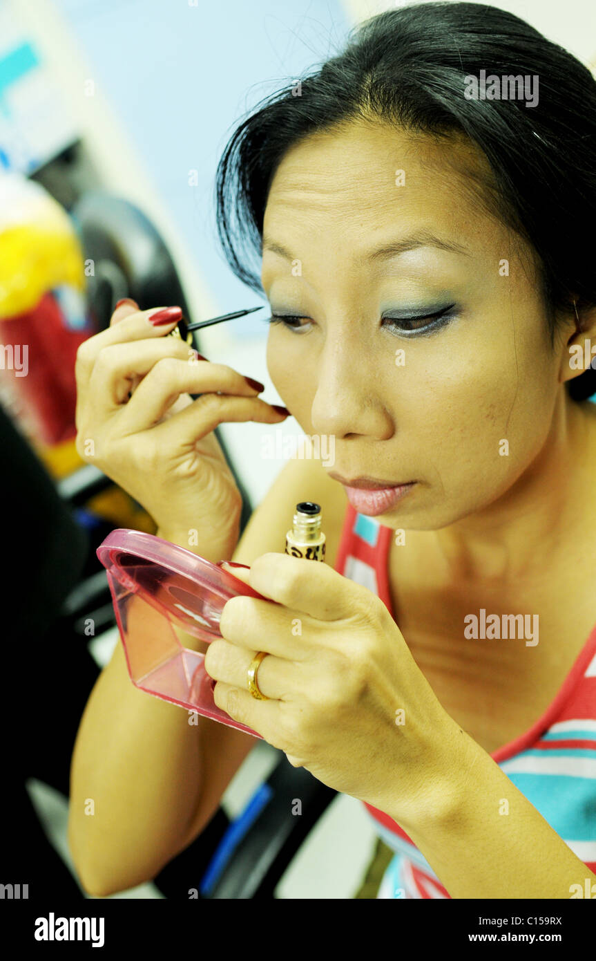 Danzatrici tailandesi e backup dei cantanti mettendo su make up prima di mostrare, bangkok, Thailandia Foto Stock