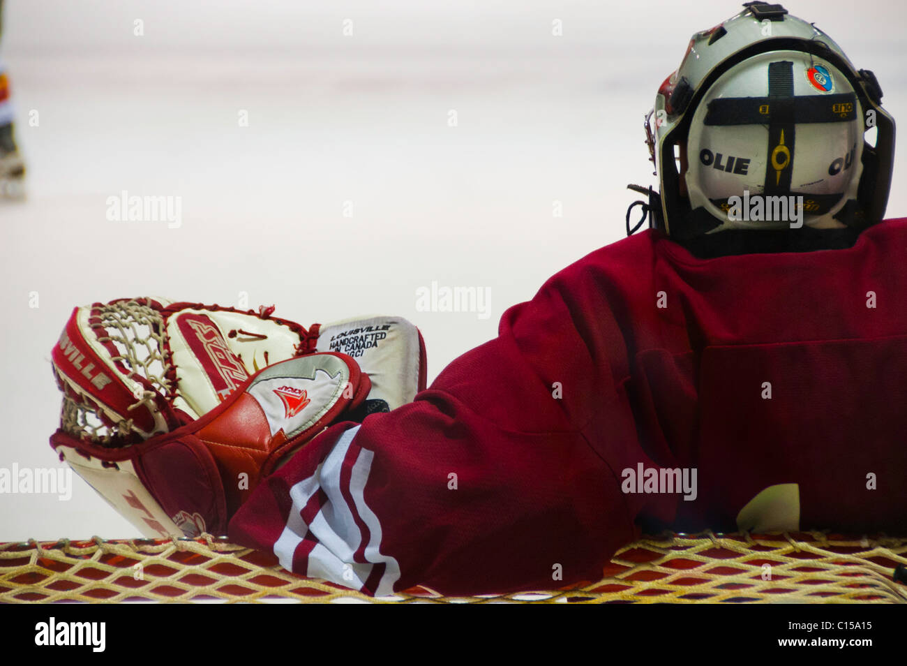 Hockey goalie Pendente ritornare sulla sua rete. Foto Stock