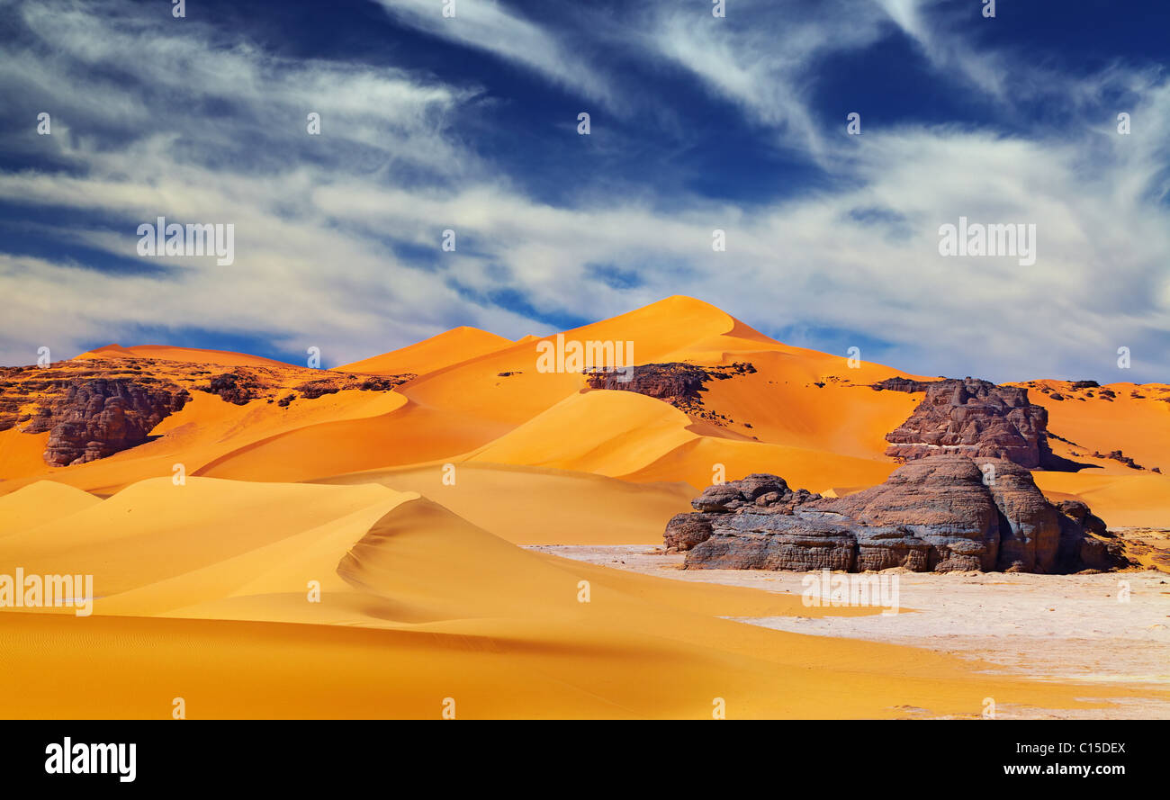 Le dune di sabbia e rocce e deserto del Sahara, Algeria Foto Stock