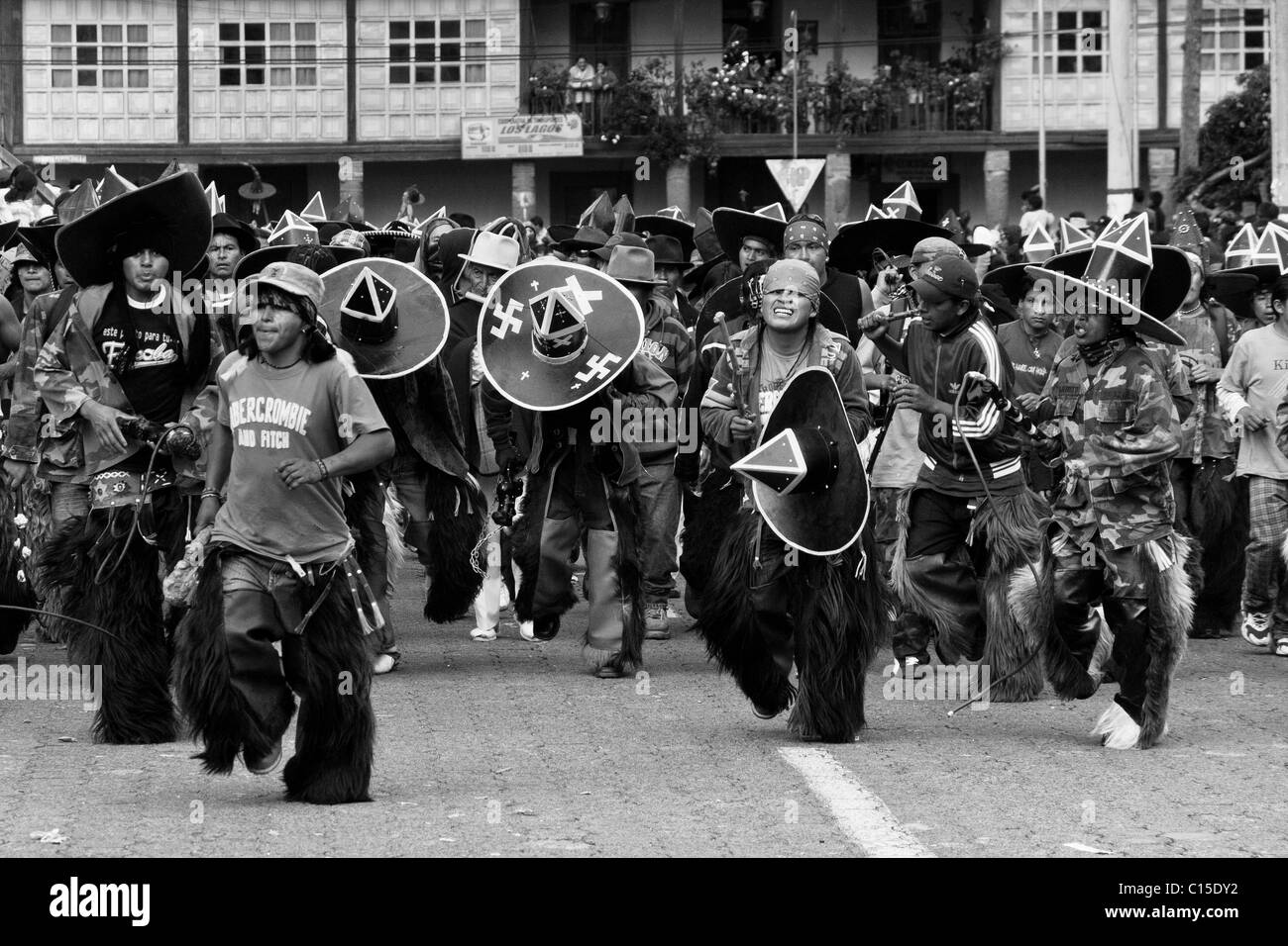 Indiani dance furiosamente durante l'Inti Raymi (san juan) festeggiamenti in Cotacachi, Ecuador. Foto Stock