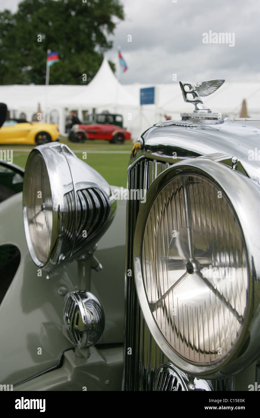 Cholmondeley Castle Gardens. Classic vintage e nuovi veicoli di lusso per la vendita all'interno del Paddock arena presso il corteo di potenza. Foto Stock