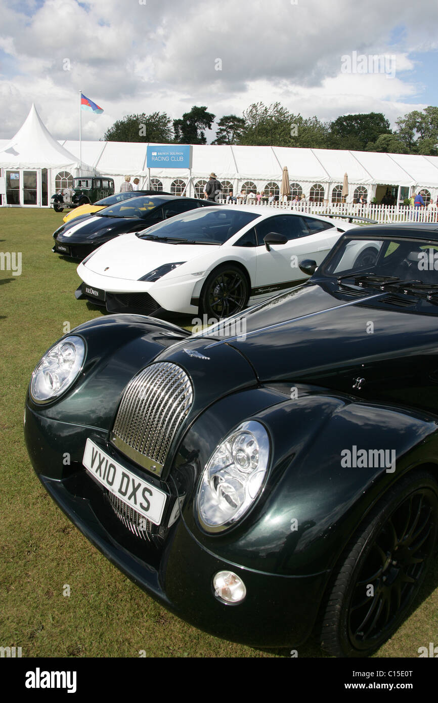 Cholmondeley Castle Gardens. Classic vintage e nuovi veicoli di lusso per la vendita all'interno del Paddock arena presso il corteo di potenza. Foto Stock