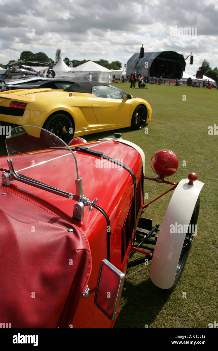 Cholmondeley Castle Gardens. Classic vintage e nuovi veicoli di lusso per la vendita all'interno del Paddock arena presso il corteo di potenza. Foto Stock