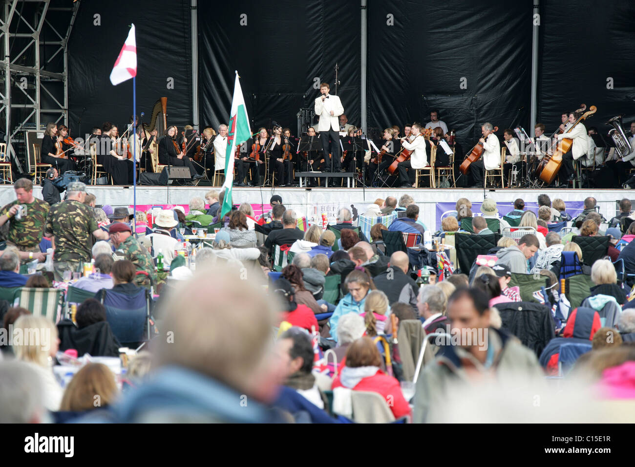 Cholmondeley Castle Gardens. Folla godendo della musica presso il Cholmondeley Concerto di Fuochi d'artificio e Tatuaggio militare. Foto Stock