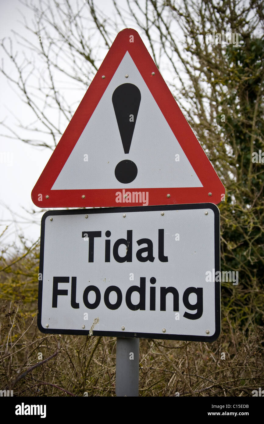 Allagamento di marea segno di avvertimento sulla Costa North Norfolk Foto Stock