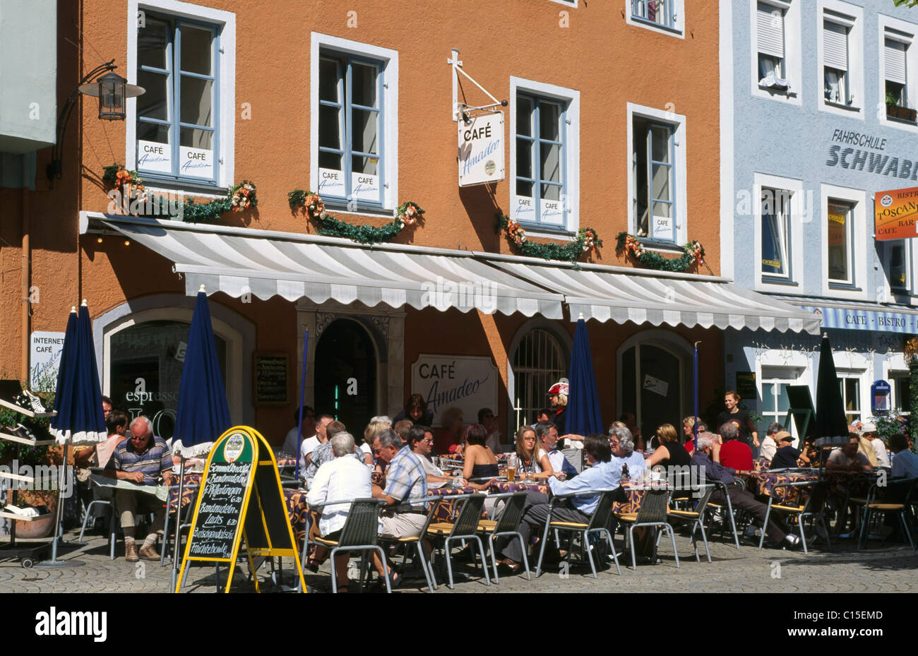 Street Cafe a Bad Reichenhall, Berchtesgadener Land o County, Baviera, Germania, Europa Foto Stock