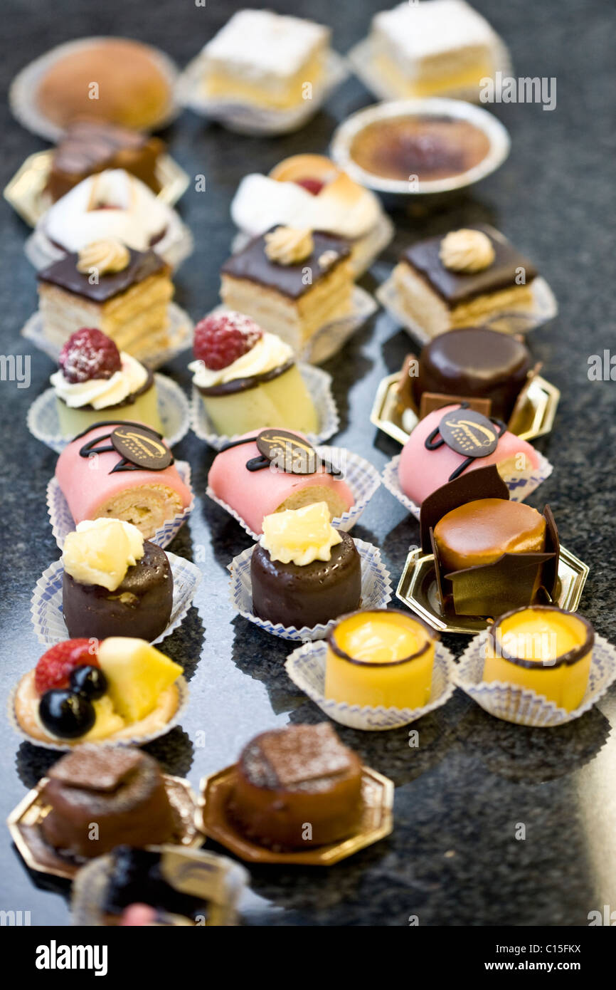 Una selezione di dolci e torte in un panificio Belgio Foto Stock