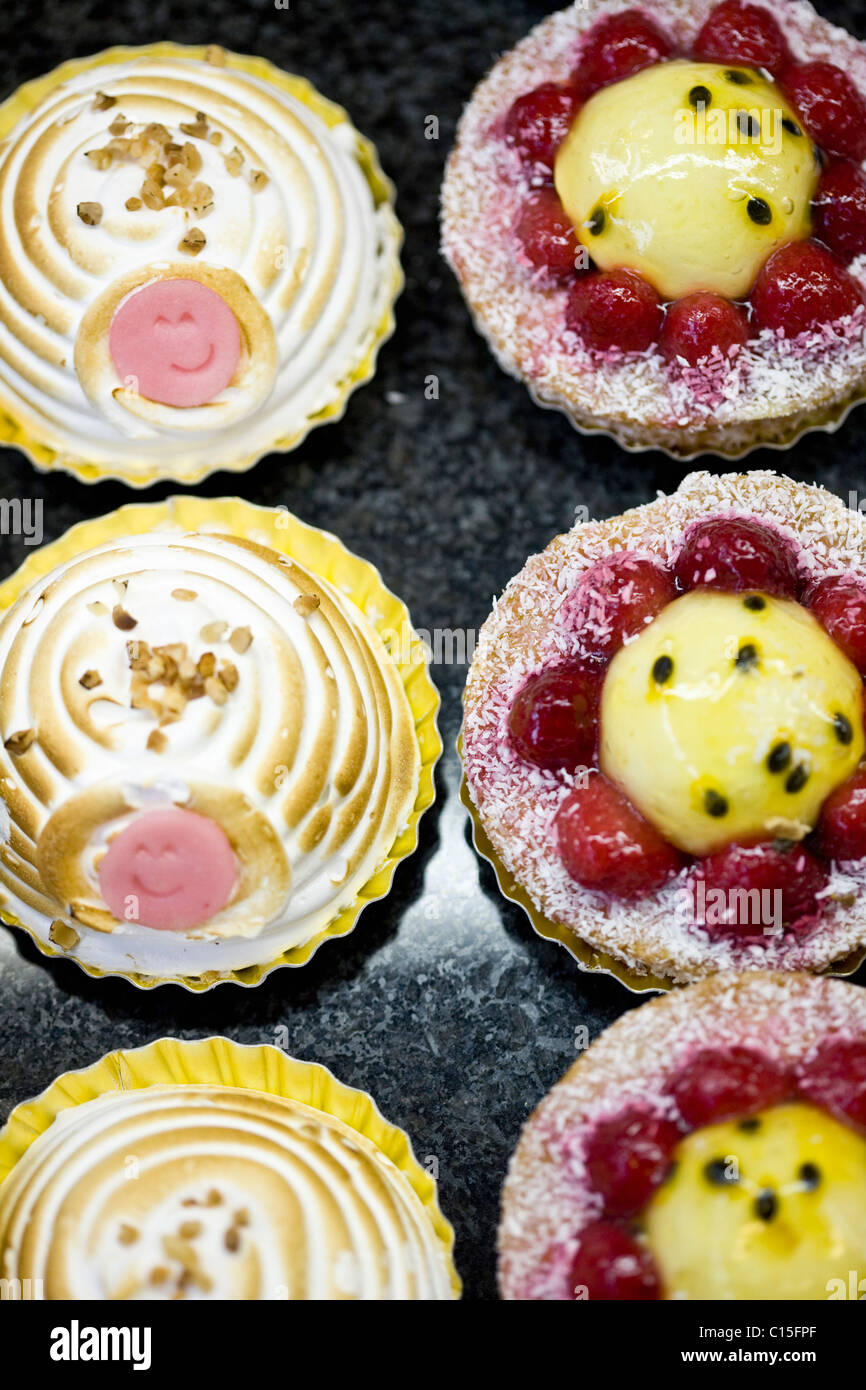 Una selezione di dolci e torte in un panificio Belgio Foto Stock