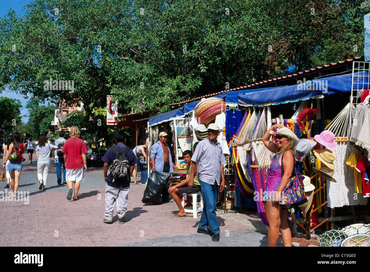 Turisti e negozi di souvenir, Playa del Carmen e Riviera Maya Riviera Maya, Yucatan, Messico Foto Stock