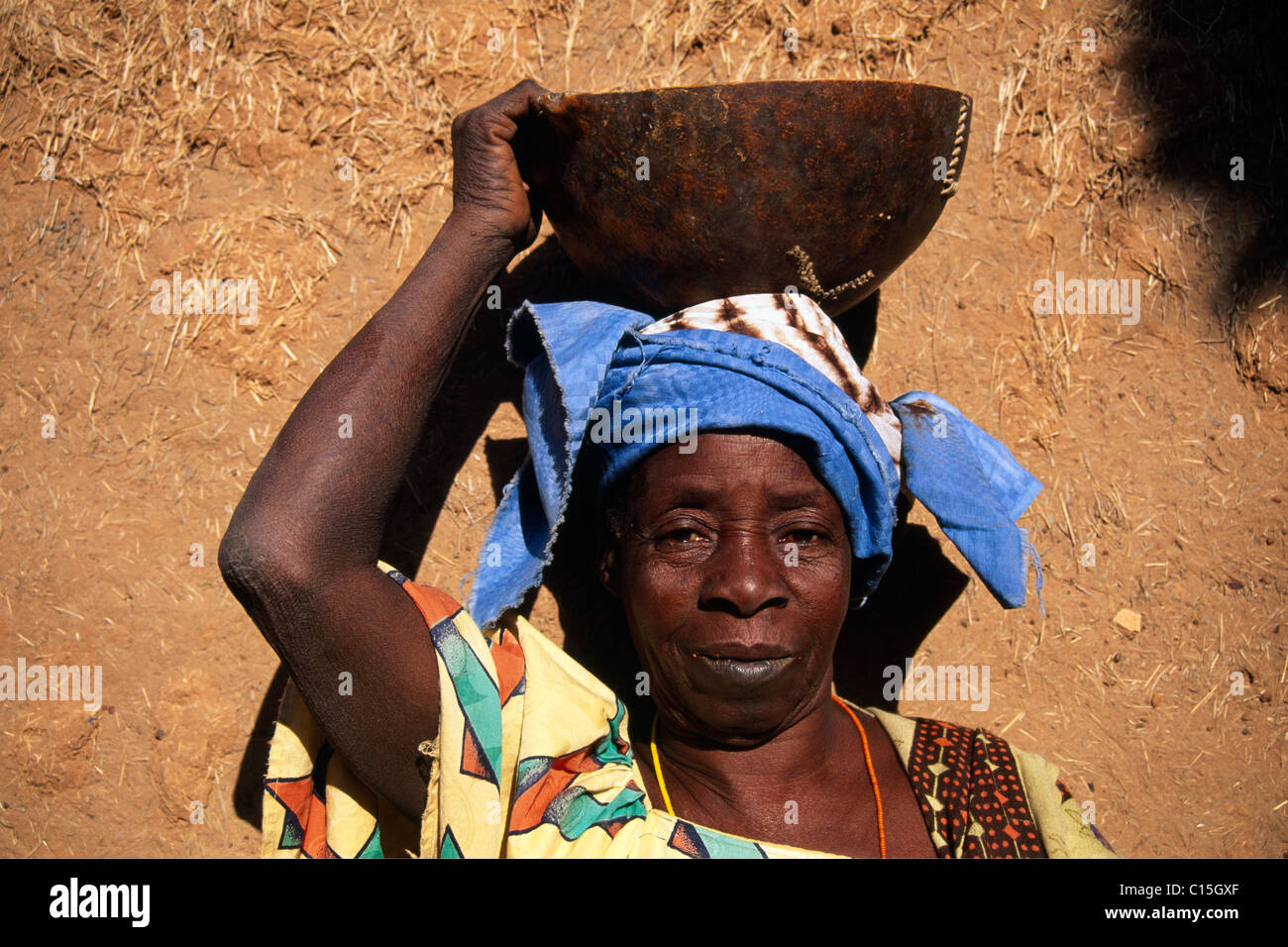 Femmina nativa con una ciotola sulla sua testa, regione Dogon del Mali, Africa Foto Stock