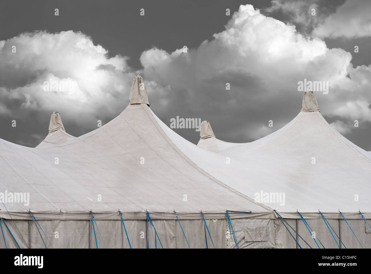 Tendoni da circo su una fiera con Cumulus nubi Foto Stock