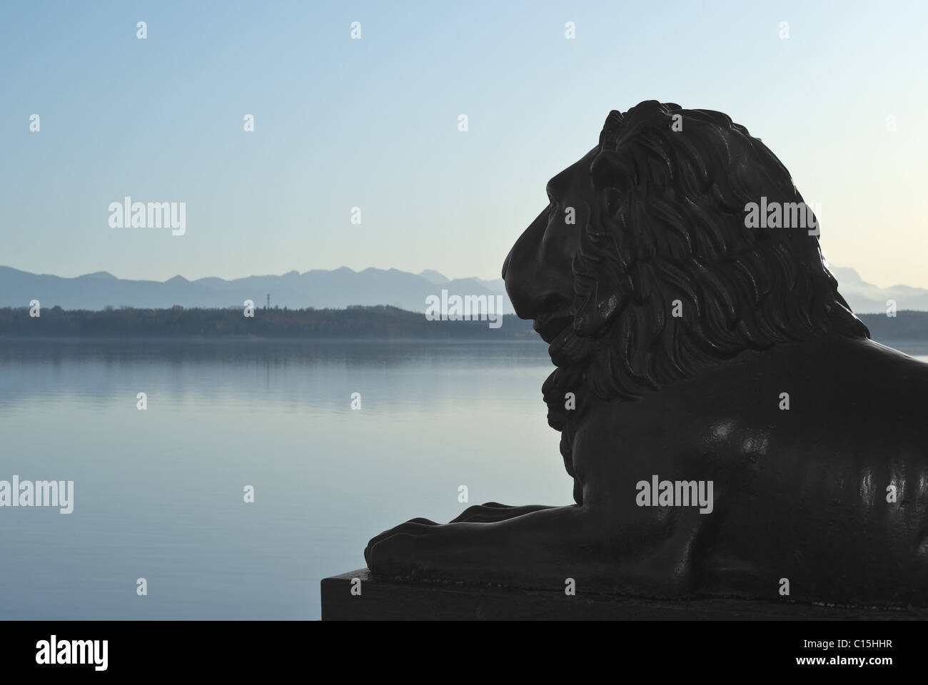 Statua di Lion con il tedesco le Alpi ed il lago Foto Stock