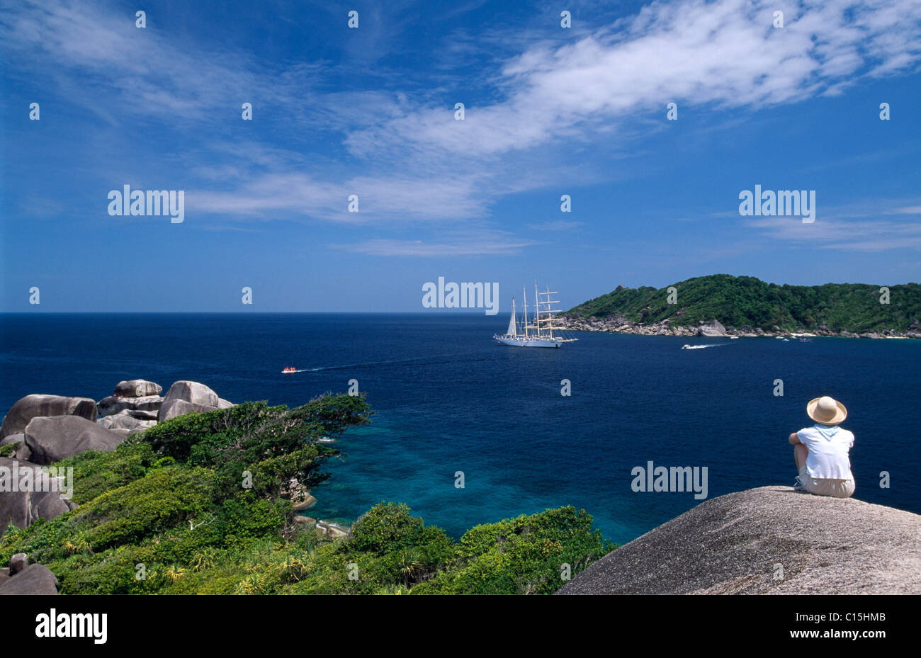 Vista di una crociera nave a vela off Koh Similan vicino a Phuket, Thailandia, Sud-est asiatico Foto Stock