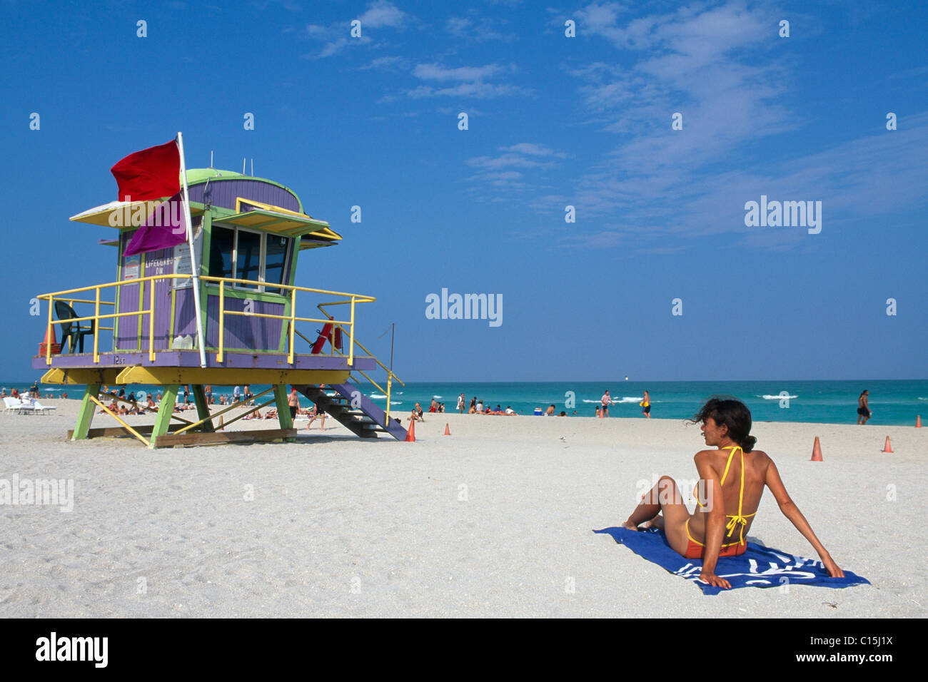 Donna e bagnino da torre a South Beach, Miami Beach, Miami, Florida, Stati Uniti d'America Foto Stock