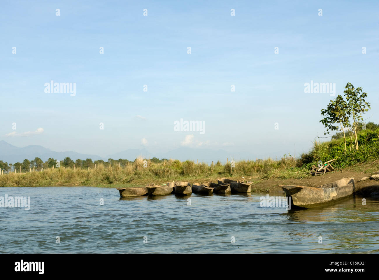 Gite in canoa per osservare la fauna selvatica in il parco nazionale di Chitwan, Nepal. Foto Stock