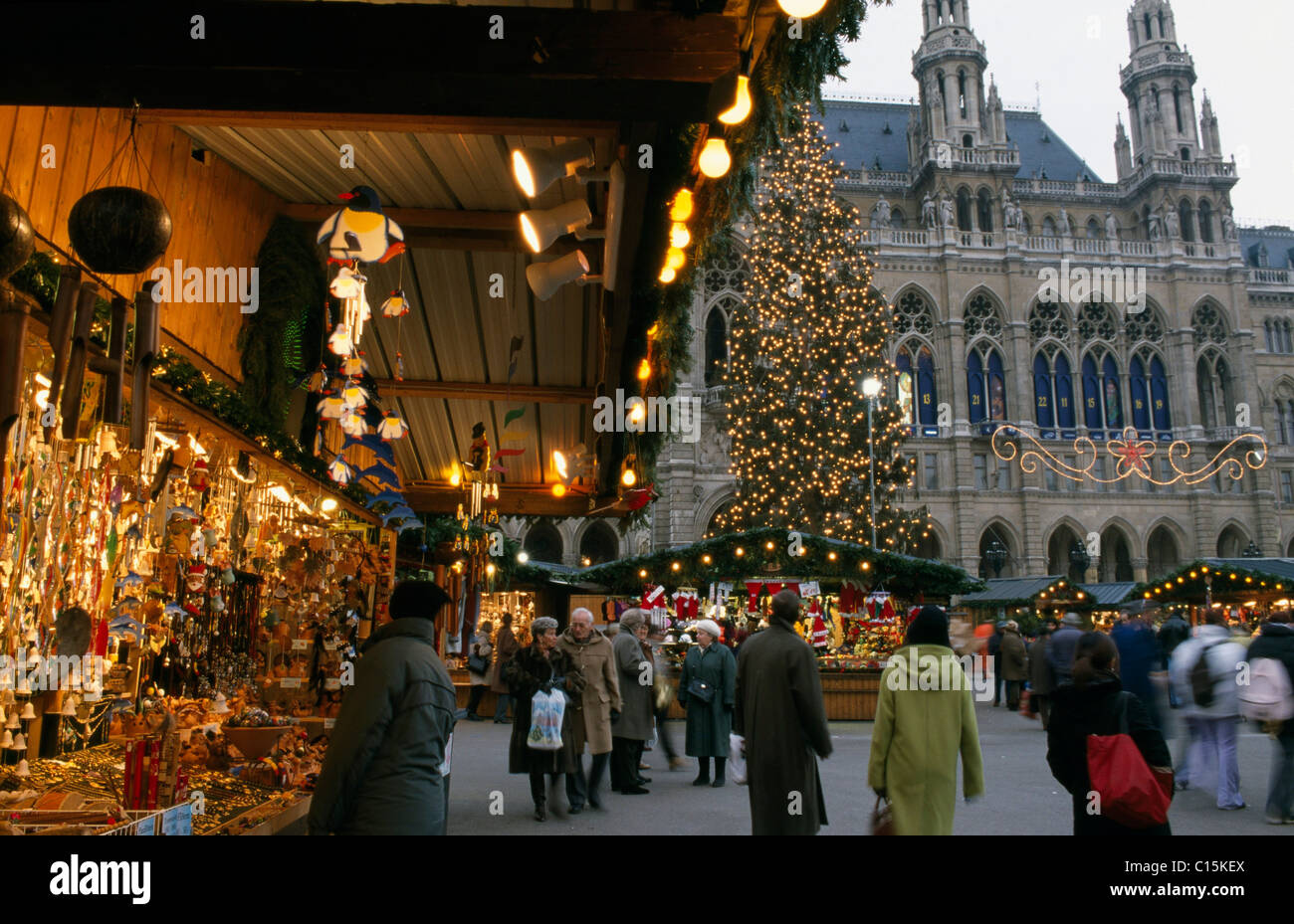 Christkindlmarkt, mercatino di Natale di Rathaus, Municipio di Vienna, Austria Foto Stock