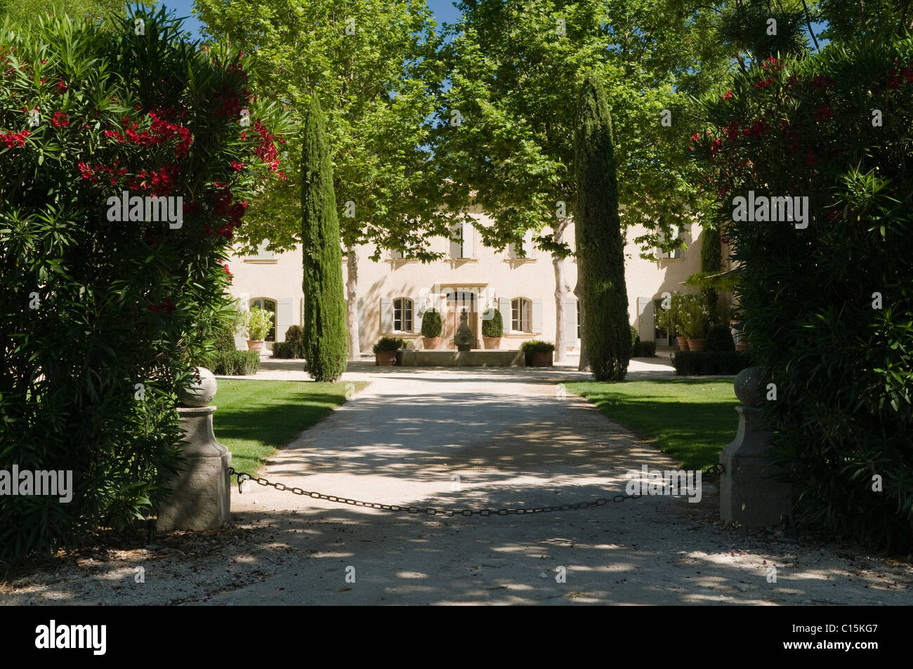 Esterno ombreggiato di Provenza country house Foto Stock