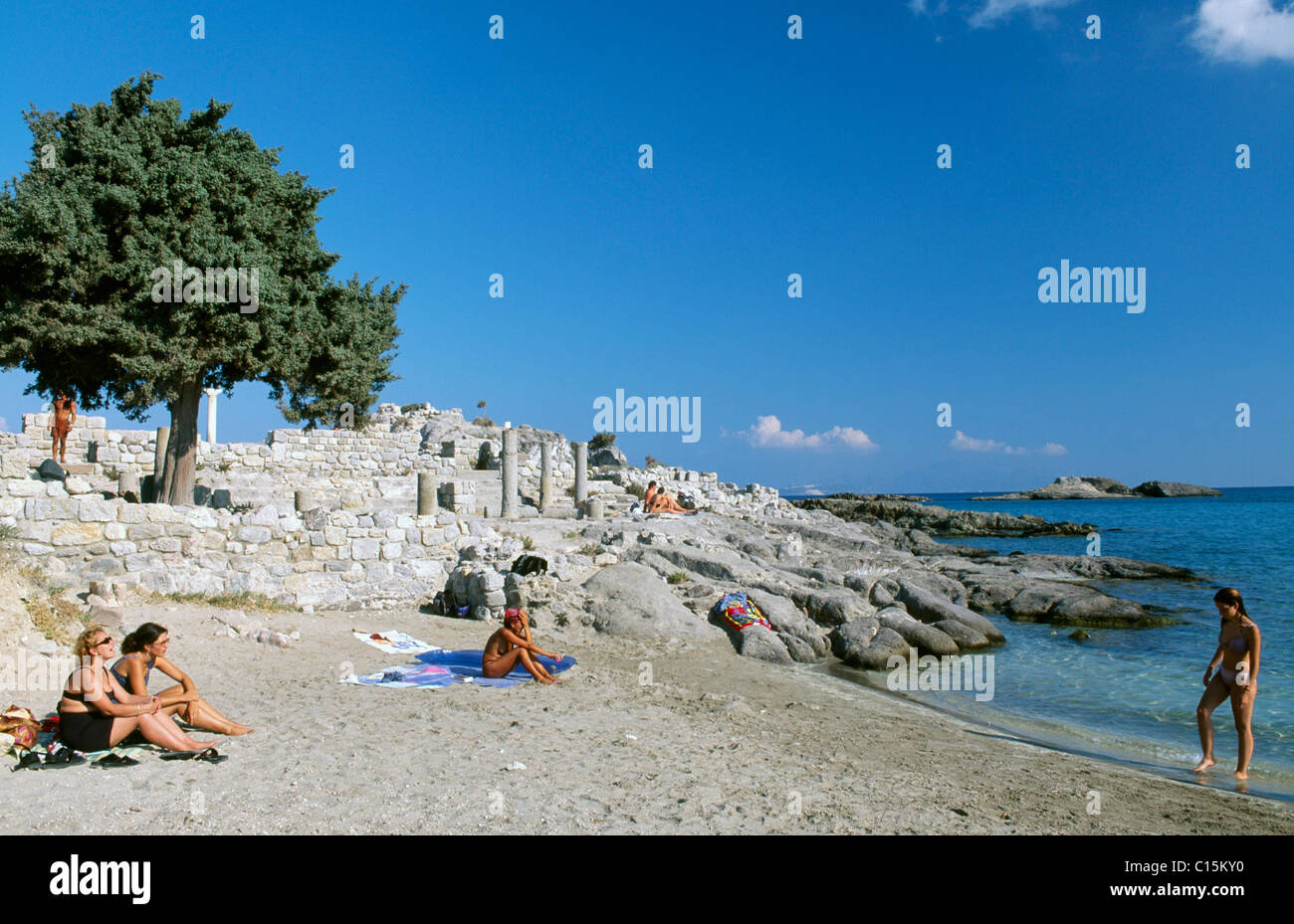 Rovine accanto ad una spiaggia Agios Stefanos Basilica, Kos Dodecaneso, Grecia, Europa Foto Stock