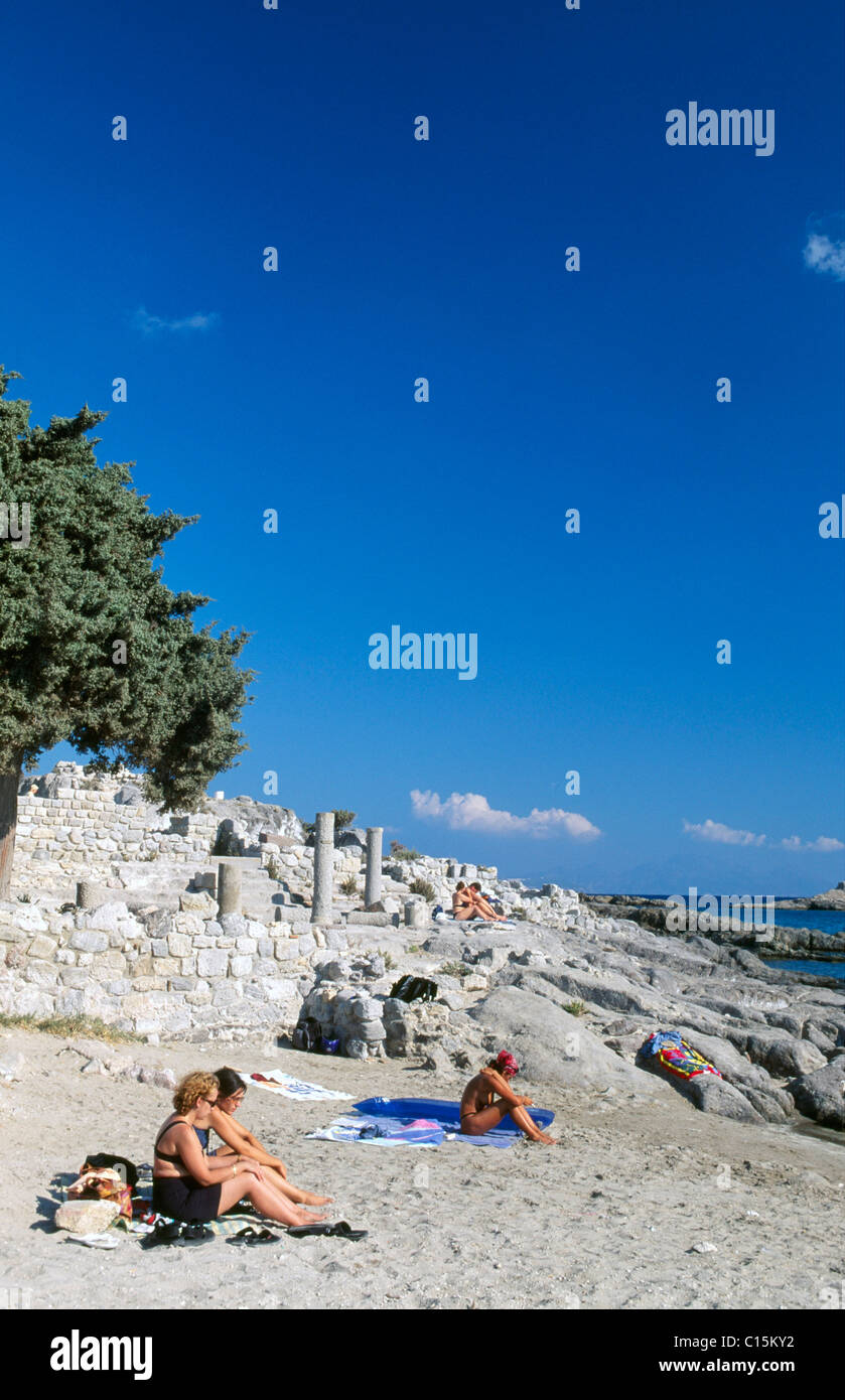 Rovine accanto ad una spiaggia Agios Stefanos Basilica, isola di Kos, DODECANNESO Grecia, Europa Foto Stock