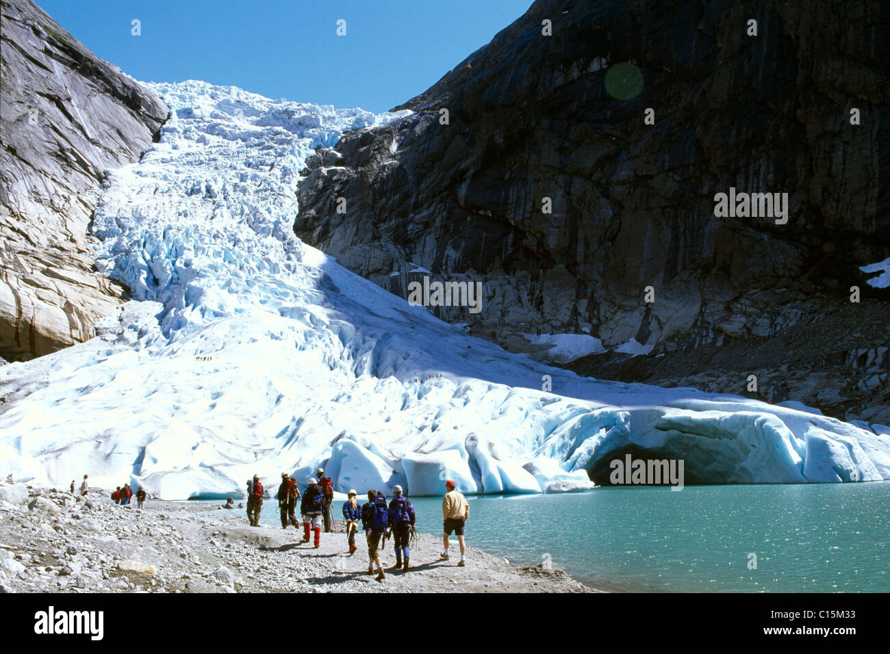 I turisti di fronte al Jostedalsbreen, Jostedal Glacier, Norvegia, Scandinavia, Europa Foto Stock