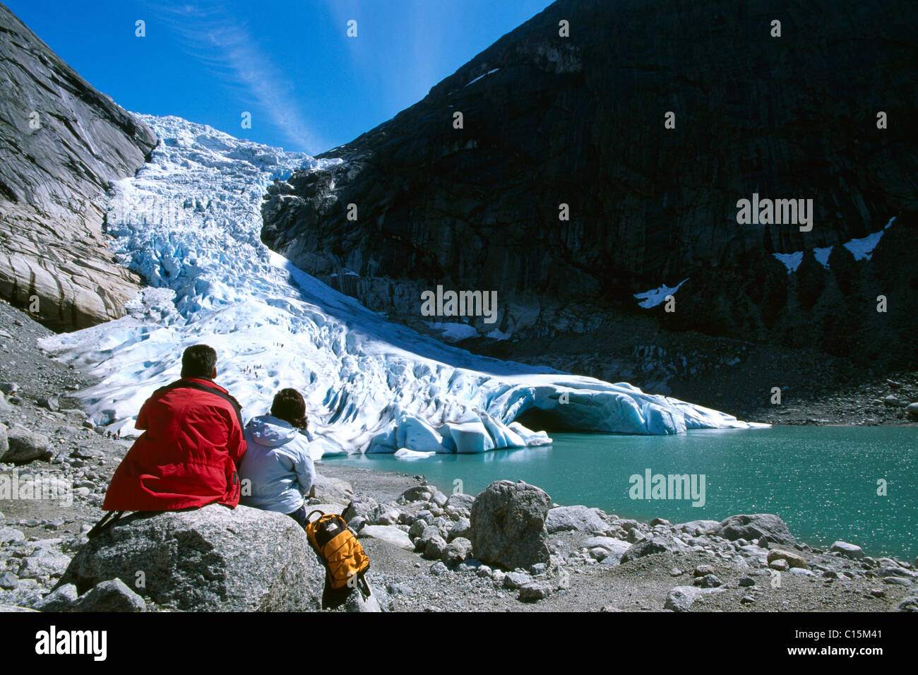Turisti in cerca in corrispondenza della linguetta del Jostedalsbreen, Jostedal Glacier, Norvegia, Scandinavia, Europa Foto Stock