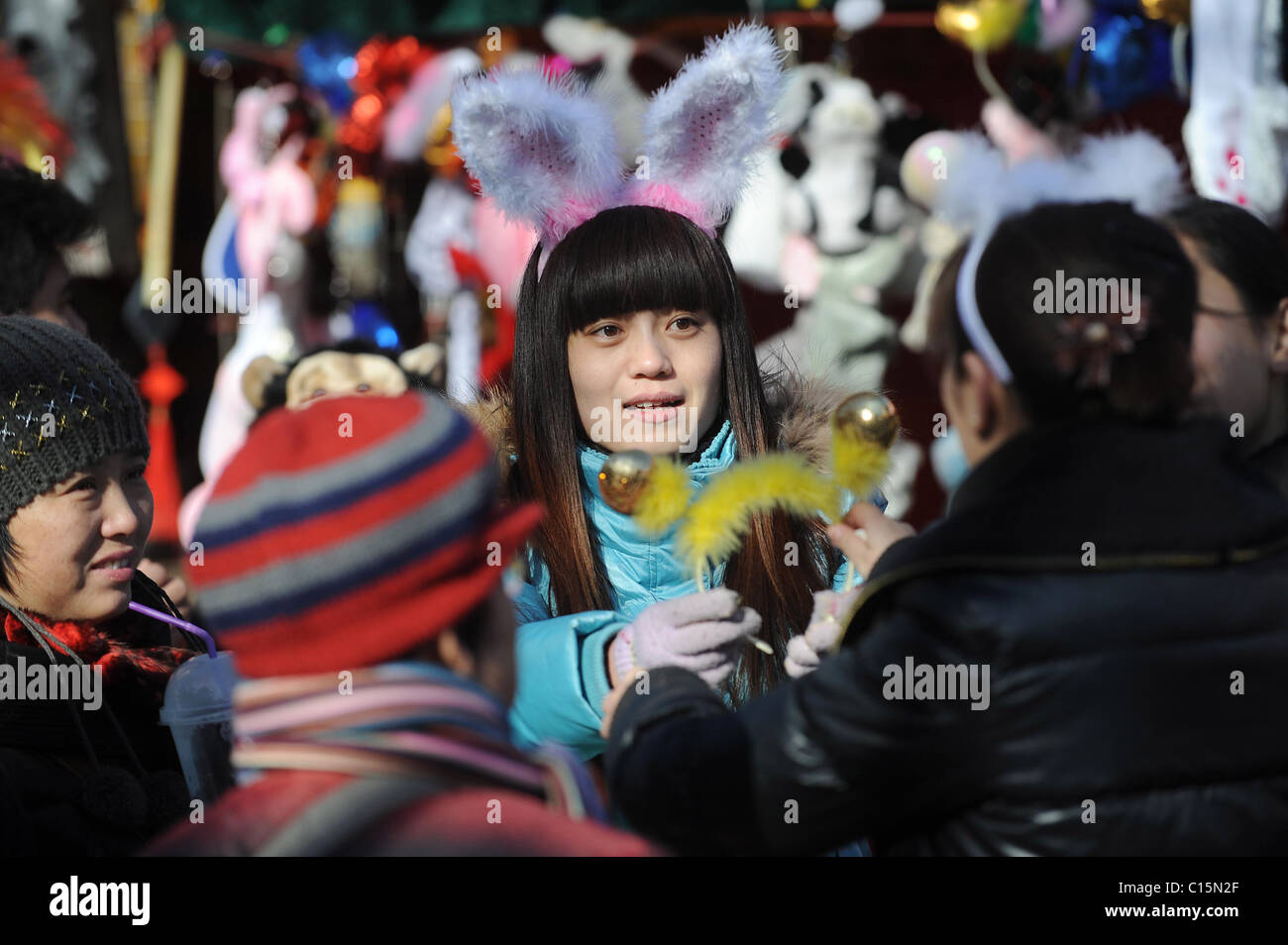 HAT solo noci! Si tratta della più recente crazy spazzamento di moda in tutta la Cina - novità stravaganti cappelli. Festaioli a Tempio Longtan in fiera Foto Stock