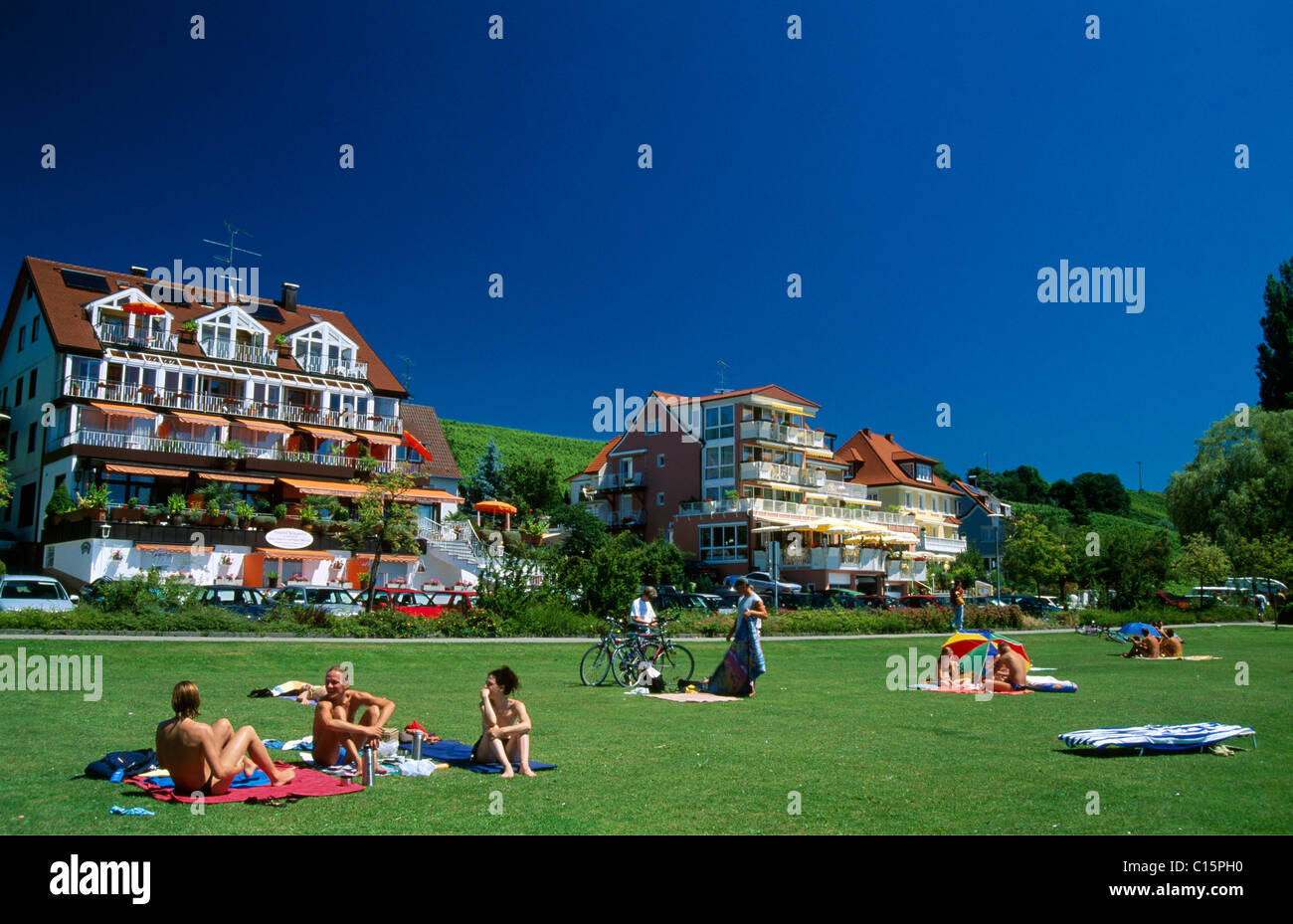 Prato di fronte all hotel e appartamenti per vacanze, Meersburg, Lago di Costanza, Baden-Wuerttemberg, Germania Foto Stock