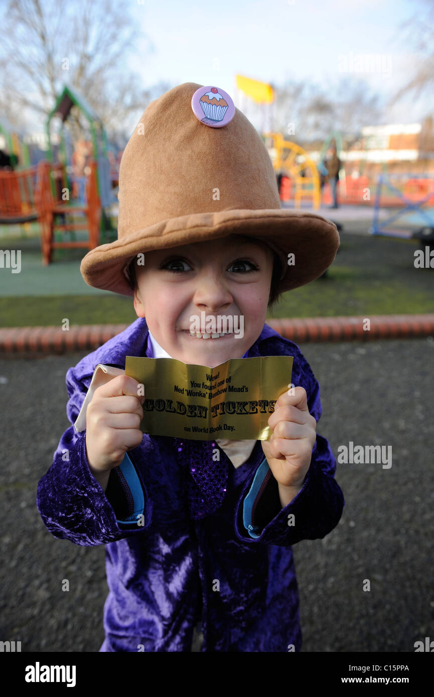 Scolaro vestito da Willy Wonka per la giornata mondiale del libro