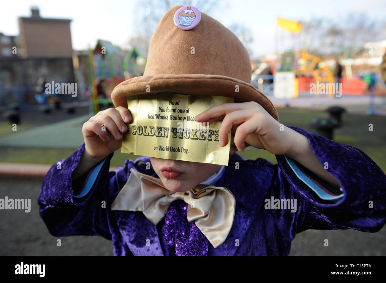 Scolaro vestito da Willy Wonka per la giornata mondiale del libro uk Foto  stock - Alamy