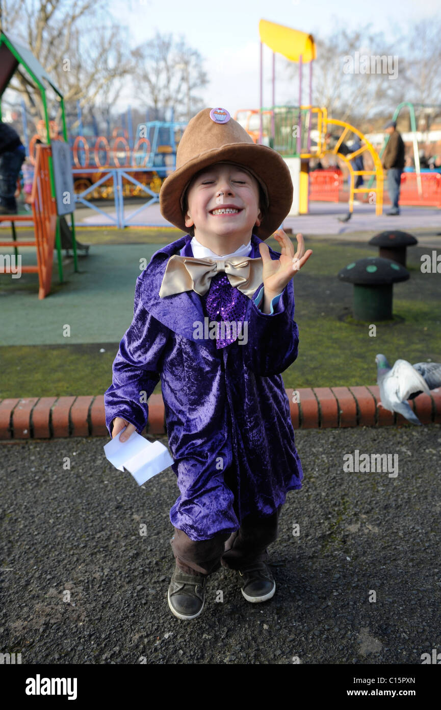 Scolaro vestito da Willy Wonka per la giornata mondiale del libro