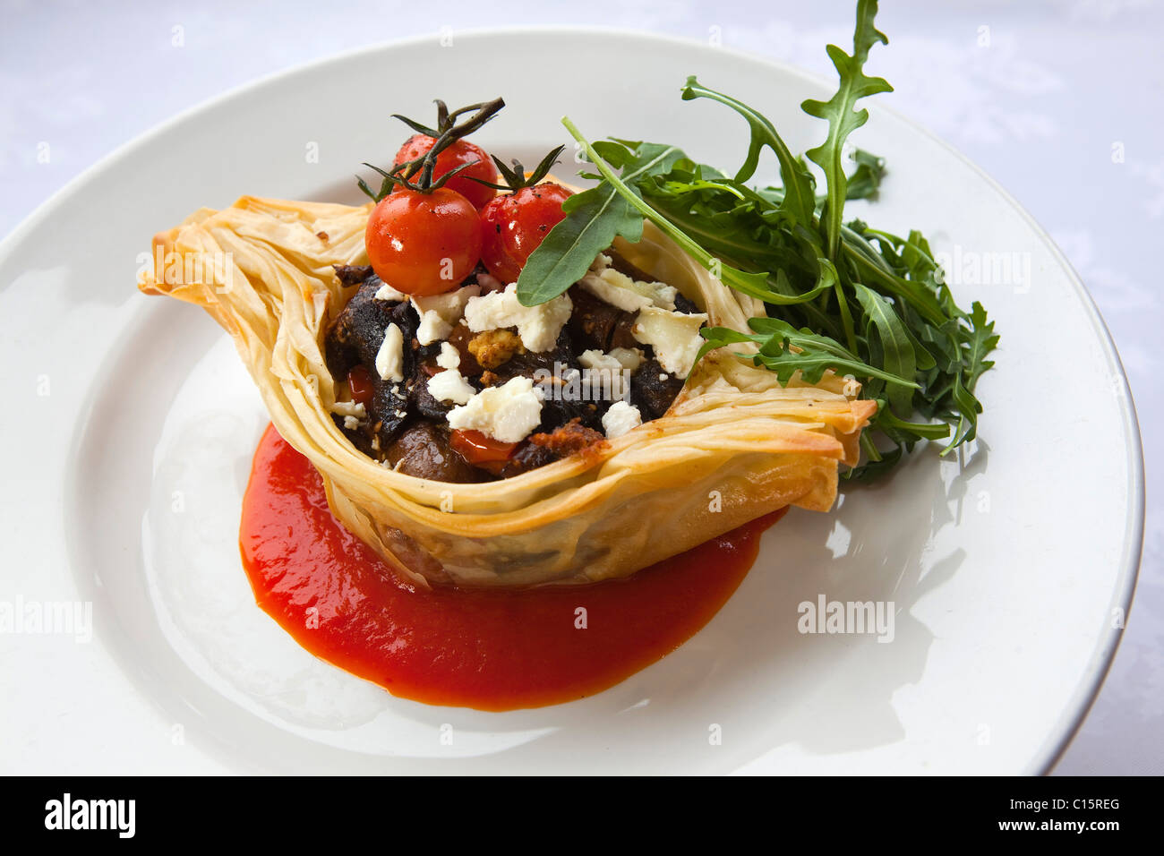 Il corso principale di funghi selvatici, 'Cherry Pomodoro' & 'formaggio di capra' croccante "filo tart' su un arrosto di 'red pepe' colì 116408 Food16 Foto Stock