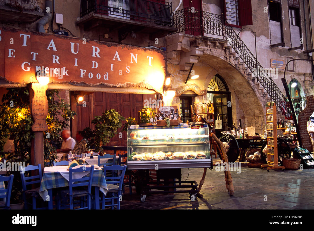 Taverna in riva al mare, Chania, Creta, Grecia, Europa Foto Stock