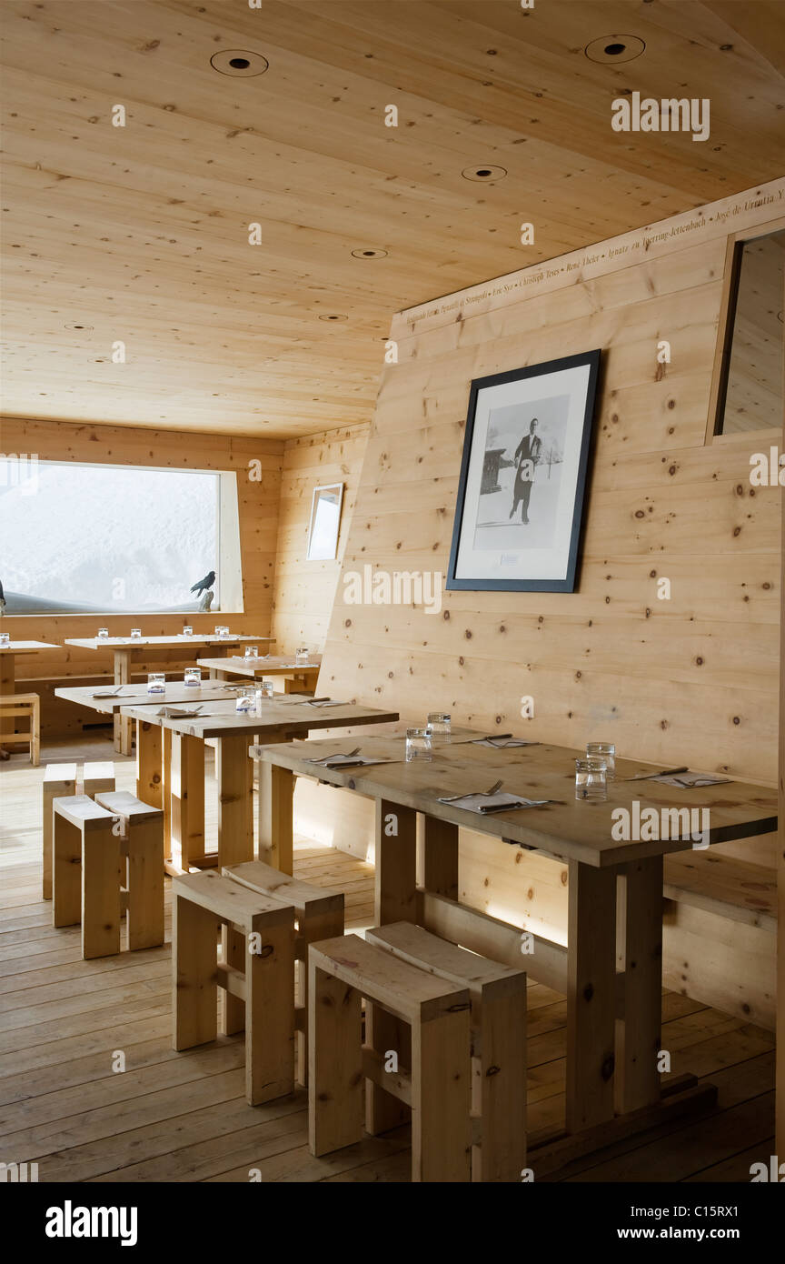 Vista di uno chalet sala da pranzo in legno di pino Foto Stock