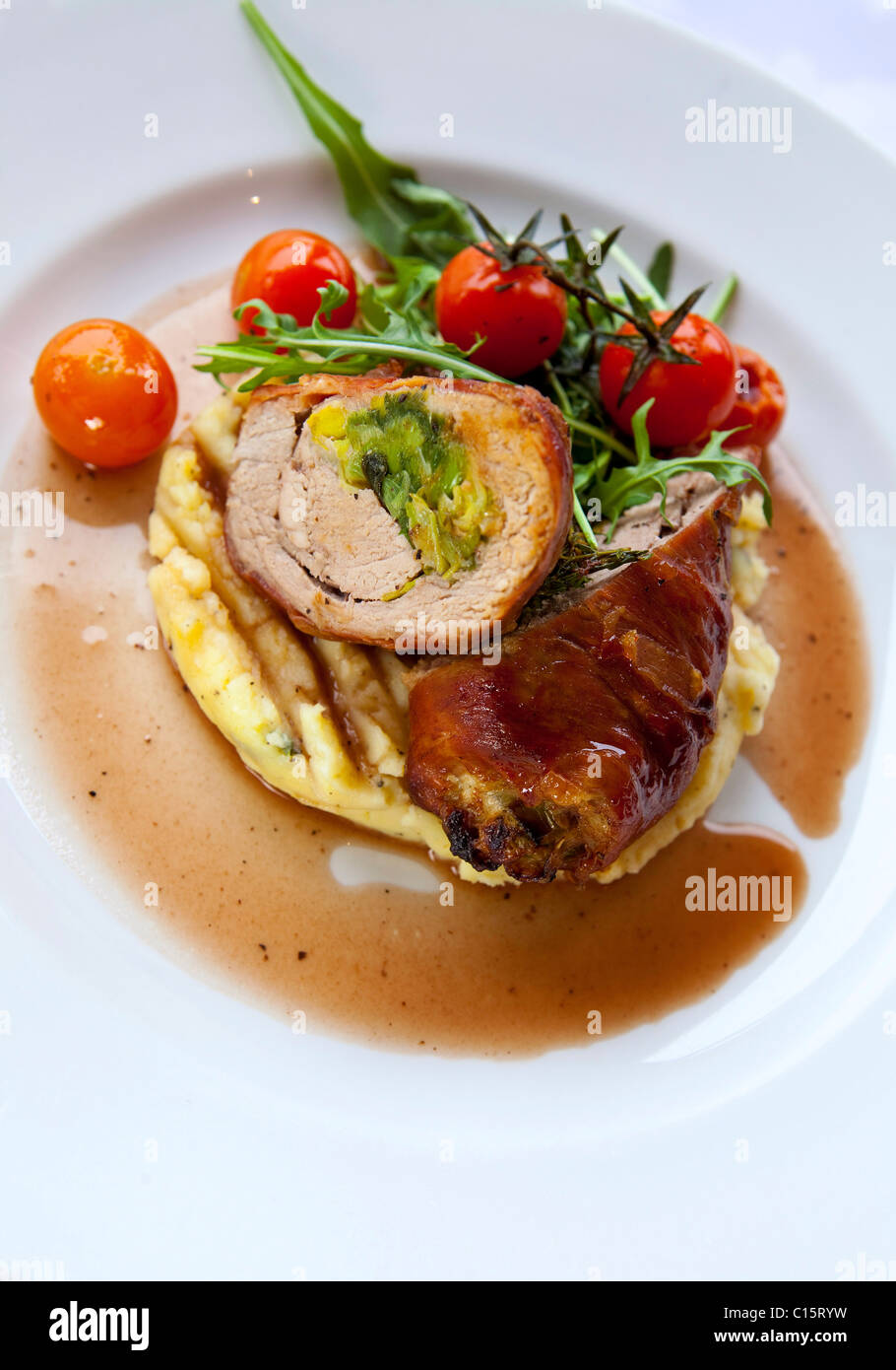 Corso Principale ripieni di filetto di maiale avvolto in "prosciutto di Parma" servita su un Apple & mash di salvia con un 'Madeira jus' 116417 Food18 Foto Stock