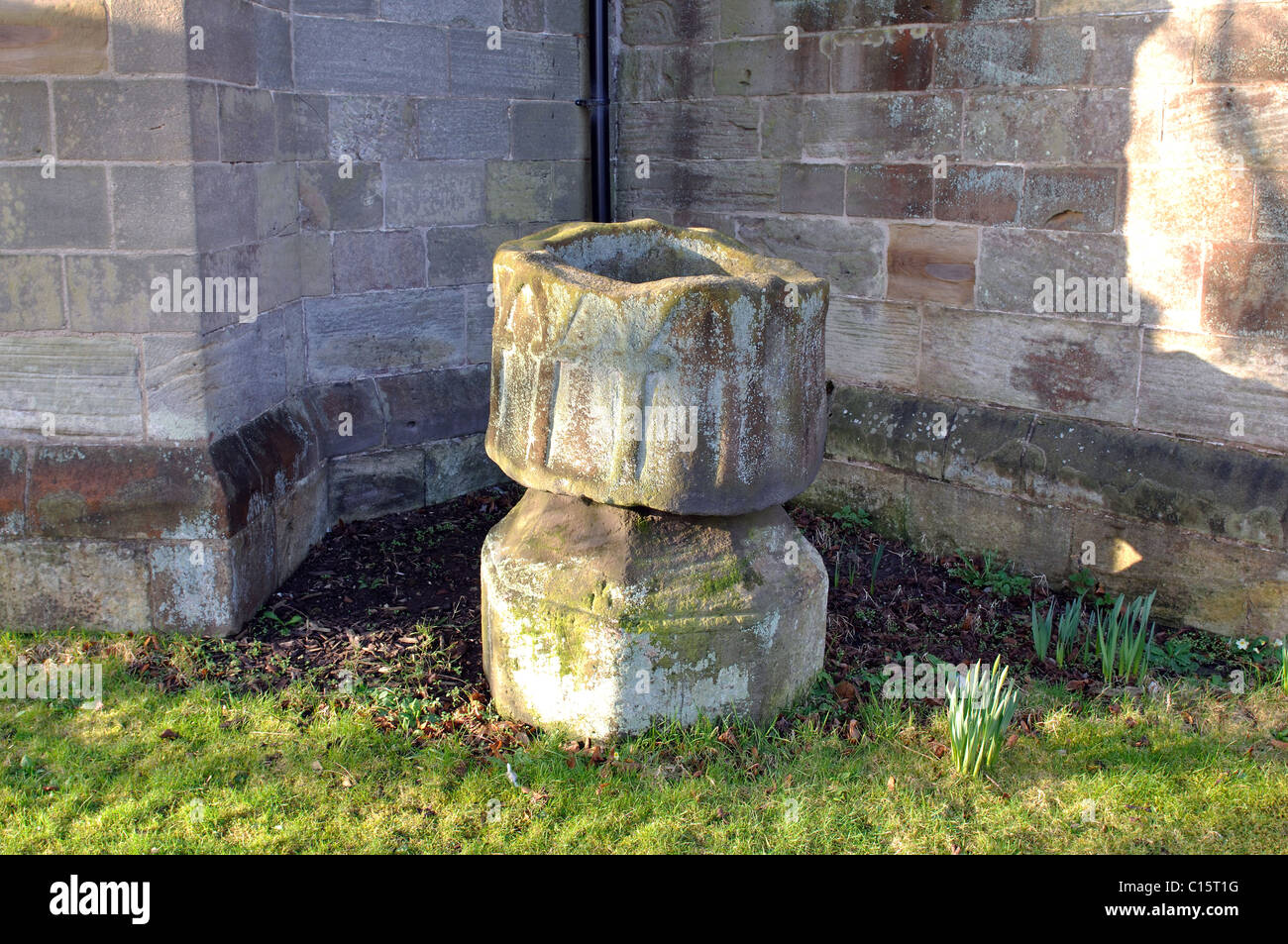 Antico borgo medievale font in tutti i Santi sagrato, Thrumpton, Nottinghamshire, England, Regno Unito Foto Stock