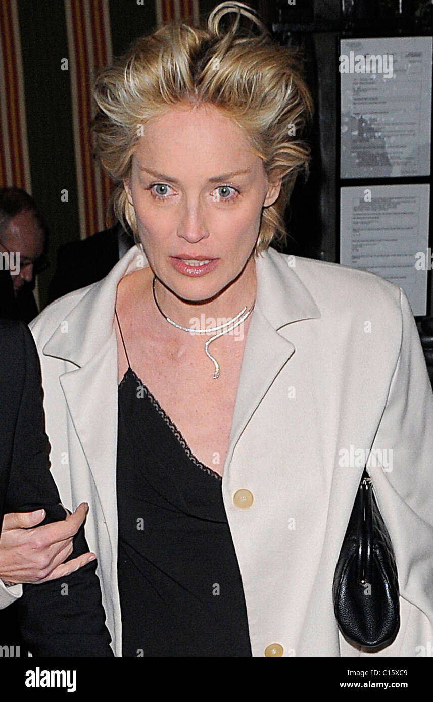 Sharon Stone lasciando Annabel il nightclub, cercando stanco, gaunt e un grido lontano dal suo "Basic Instinct' giorni Londra Inghilterra - Foto Stock