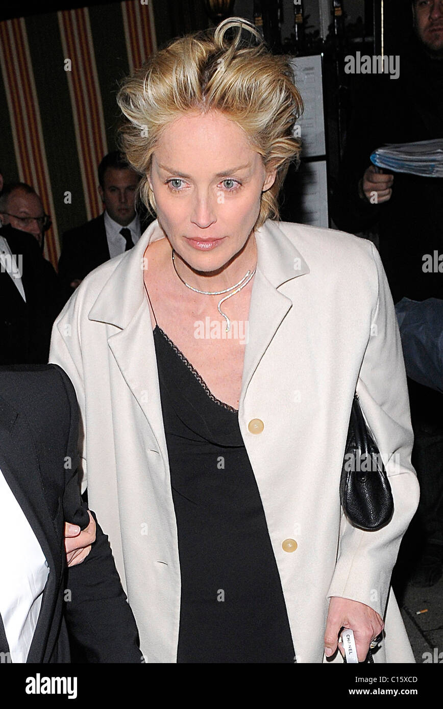 Sharon Stone lasciando Annabel il nightclub, cercando stanco, gaunt e un grido lontano dal suo "Basic Instinct' giorni Londra Inghilterra - Foto Stock