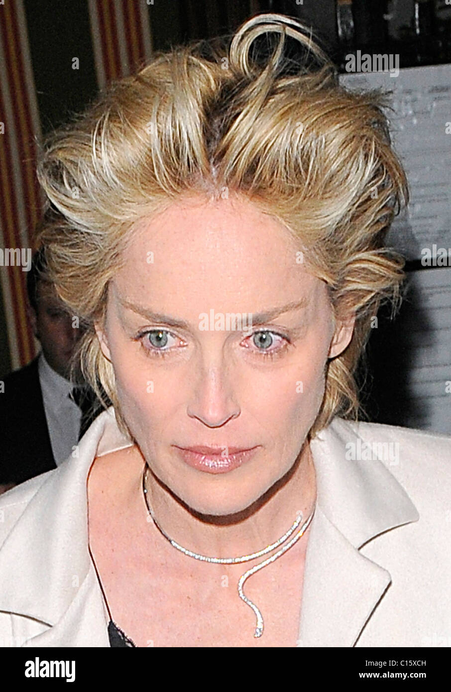 Sharon Stone lasciando Annabel il nightclub, cercando stanco, gaunt e un grido lontano dal suo "Basic Instinct' giorni Londra Inghilterra - Foto Stock