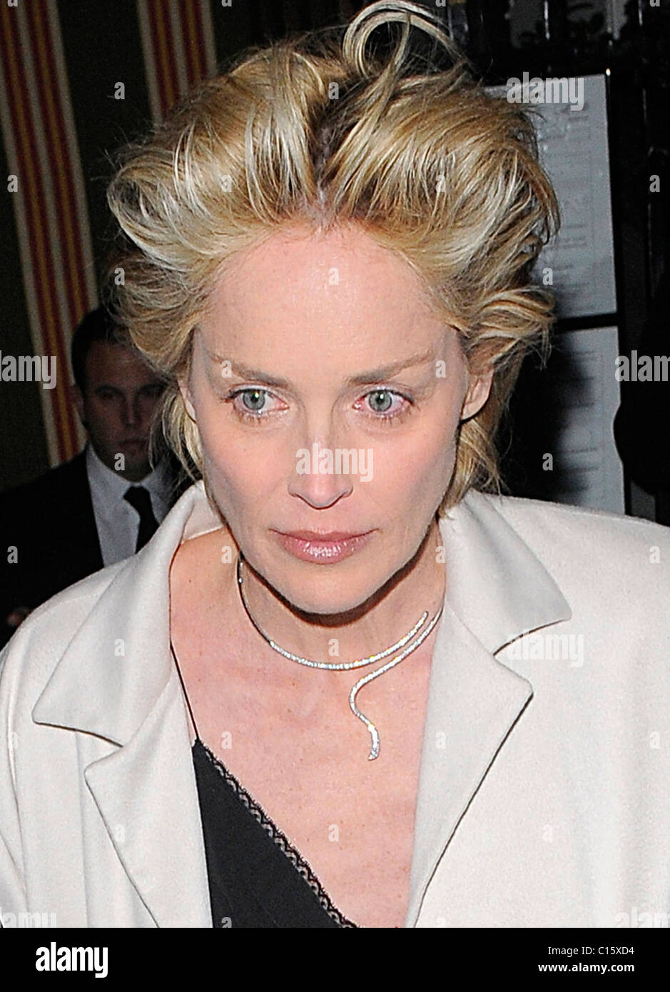 Sharon Stone lasciando Annabel il nightclub, cercando stanco, gaunt e un grido lontano dal suo "Basic Instinct' giorni Londra Inghilterra - Foto Stock