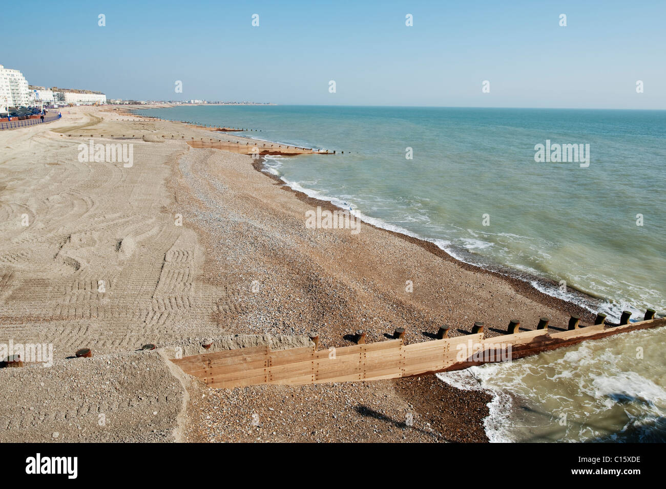 Shingle essendo sostituito a Eastbourne Beach in East Sussex per proteggere la fascia costiera, un progetto finanziato dall'Agenzia europea dell'ambiente Foto Stock