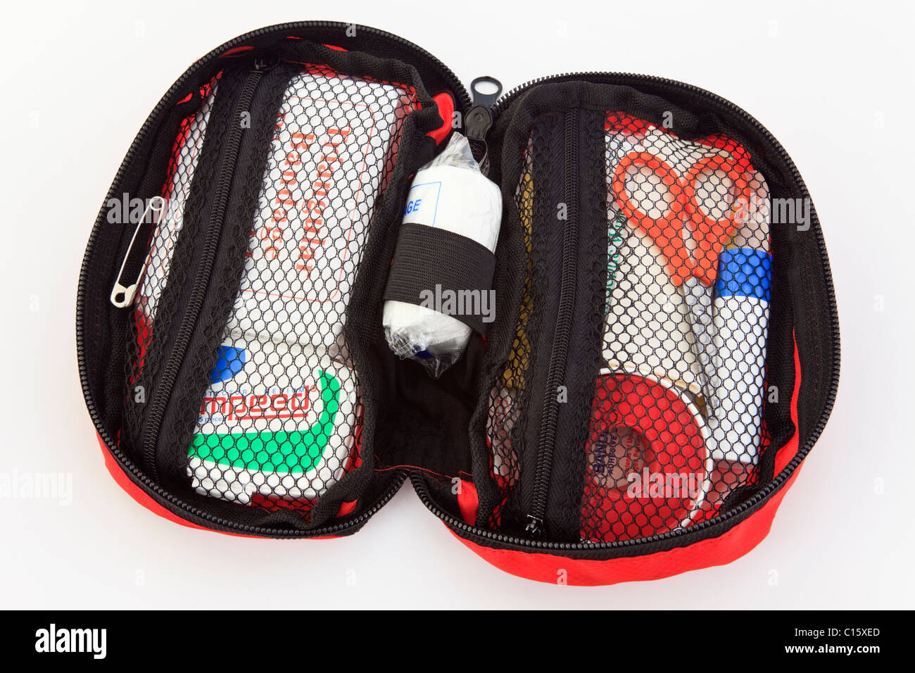Escursionista piccoli kit di primo soccorso aperto con varie medicazioni in una comoda borsa con zip isolato su uno sfondo bianco. Inghilterra, Regno Unito Foto Stock