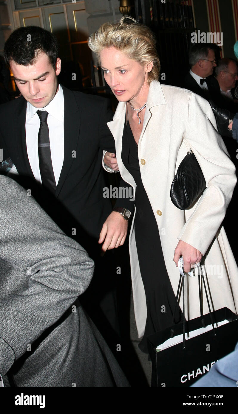 Sharon Stone lasciando Annabel il nightclub, cercando stanco, gaunt e un grido lontano dal suo "Basic Instinct' giorni Londra Inghilterra - Foto Stock
